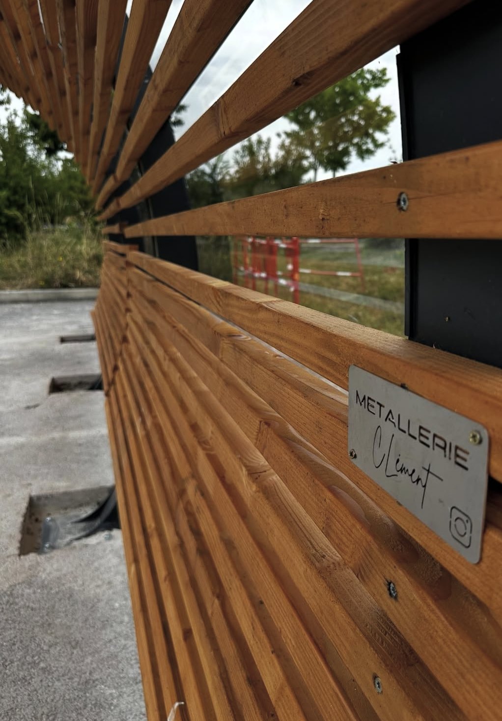 Abri vélo en acier et bois avec plaque Métallerie Clément