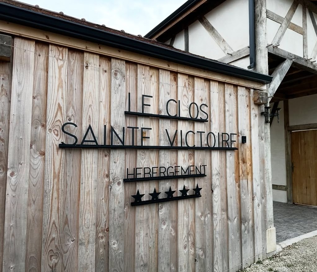 Enseigne en lettres d'acier découpées sur bardage bois