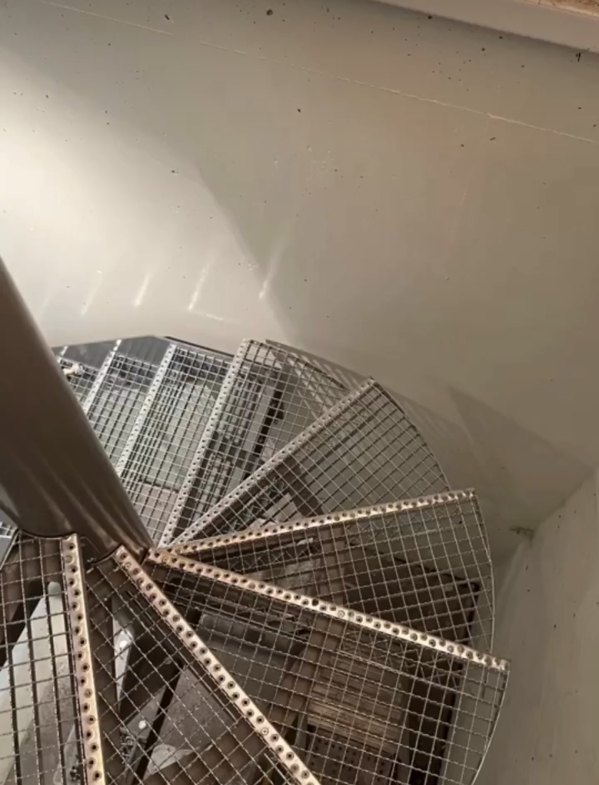 Escalier de cuverie, marches caillebotis
