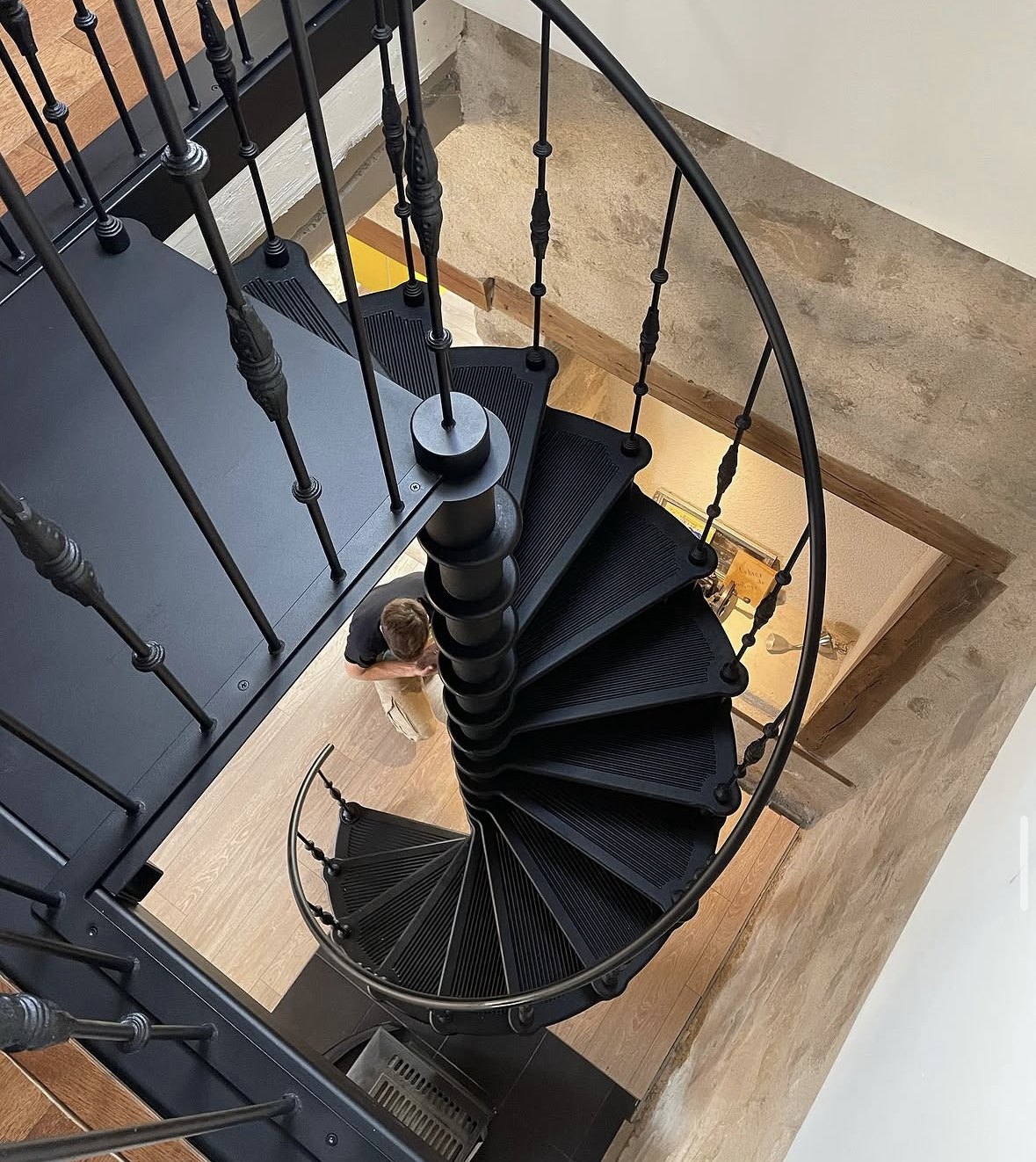 Escalier hélicoïdal en acier et fonte vu d'en haut