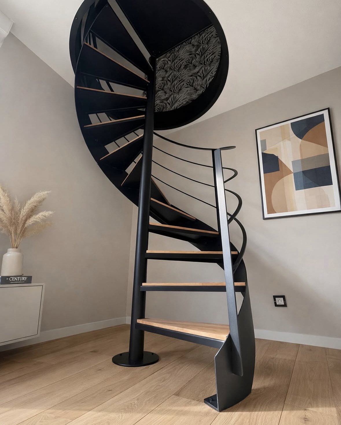 Escalier hélicoïdal en acier noir avec marches en chêne