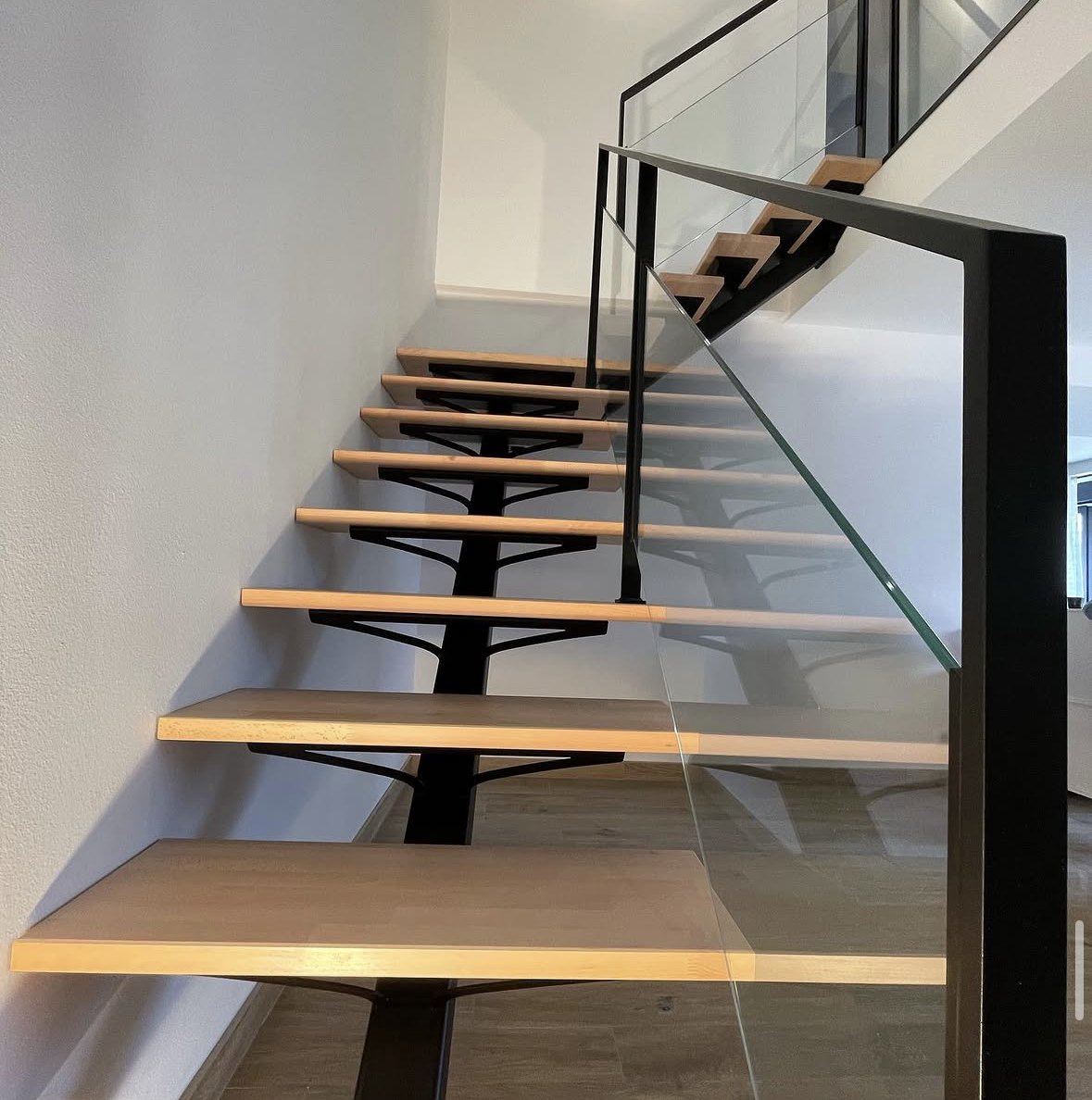 Escalier limon central, marches bois et garde-corps verre