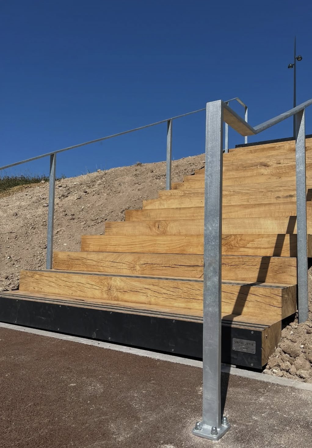 Escalier extérieur en chêne avec rampe en acier galvanisé