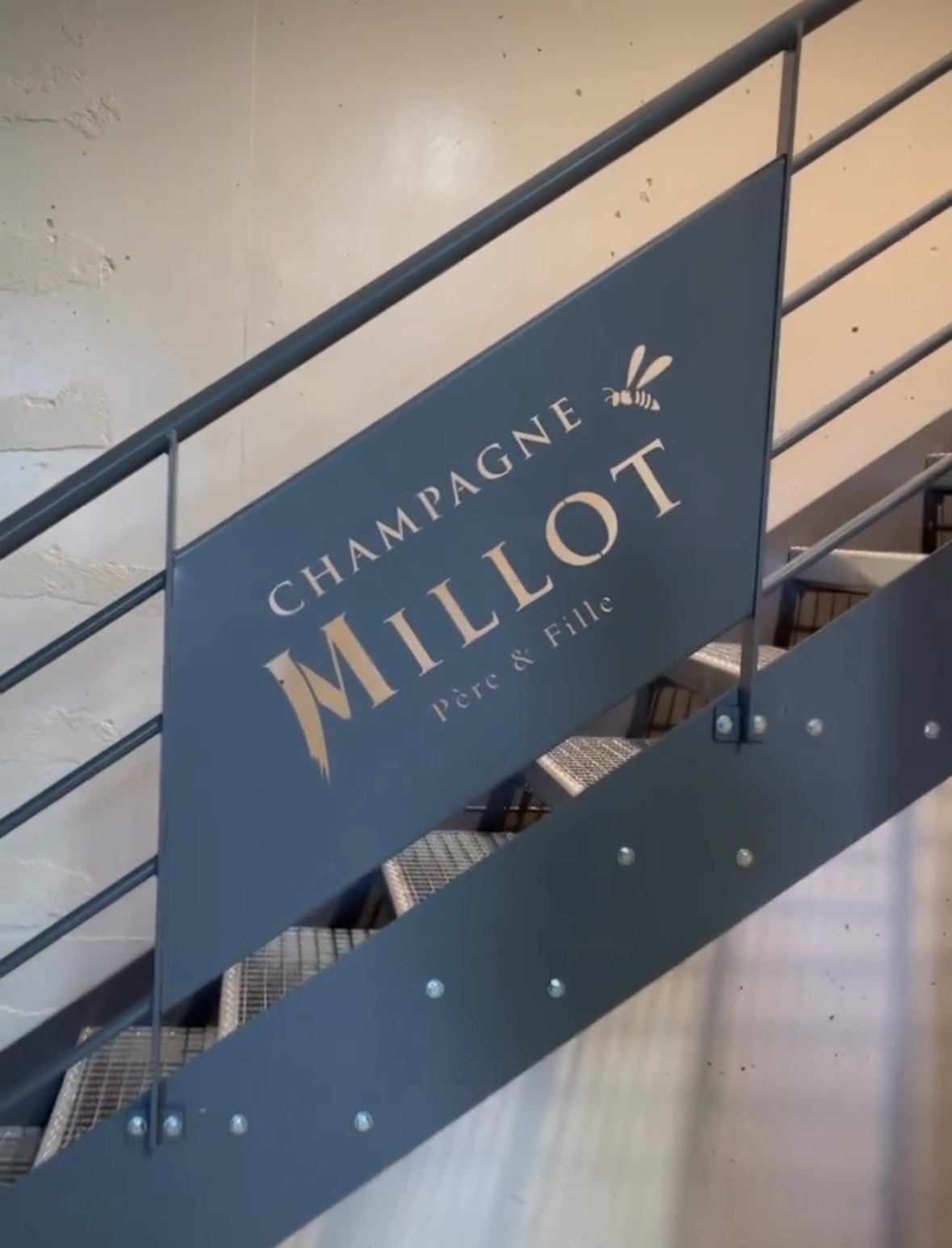 Escalier acier avec plaque gravée pour une maison de Champagne