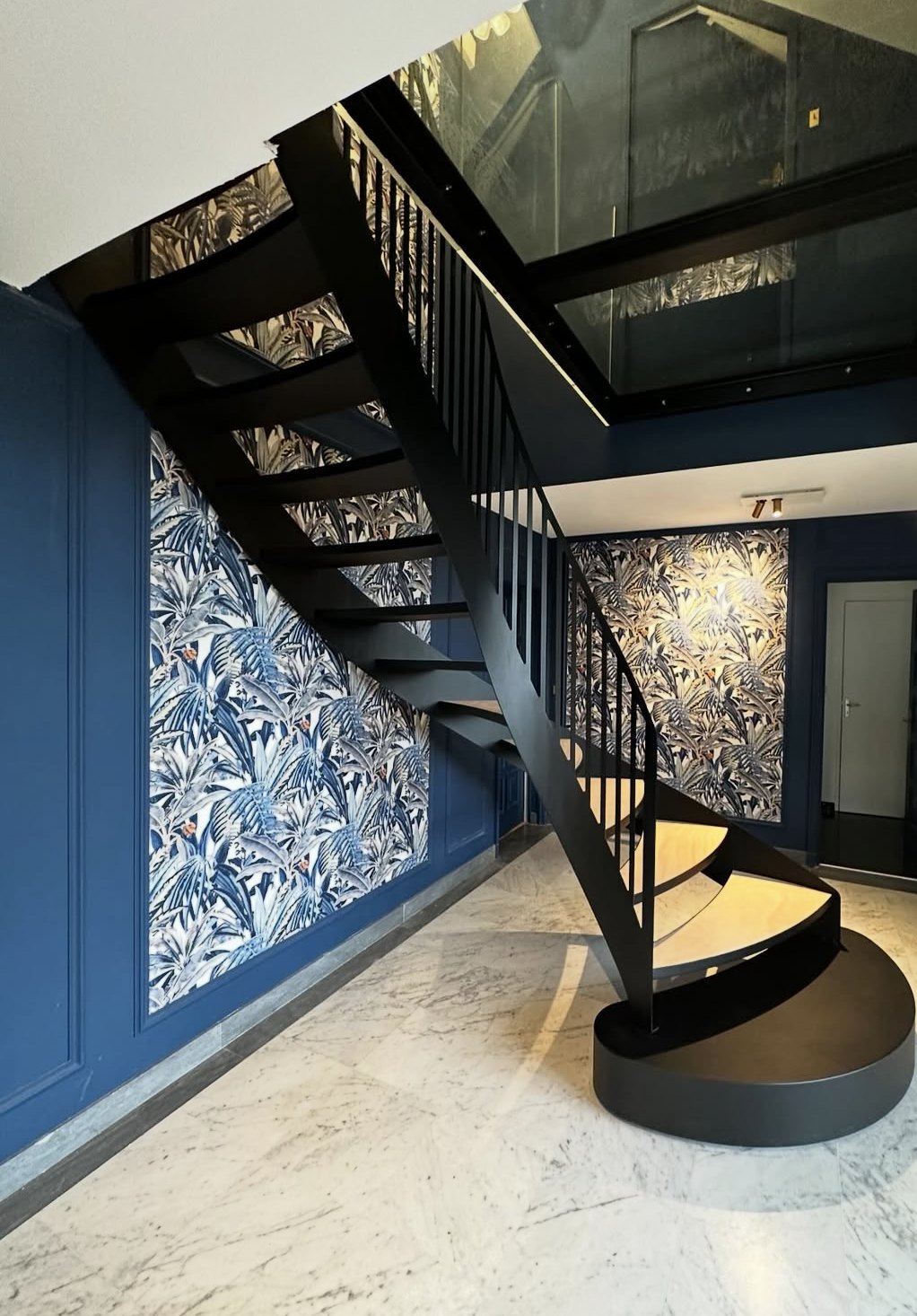 Escalier deux quarts tournant en acier noir à Saint-André-les-Vergers