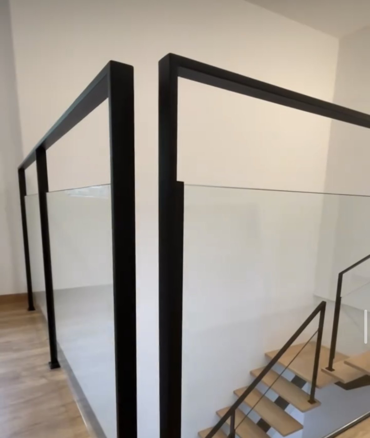 Garde-corps acier noir et verre à Troyes