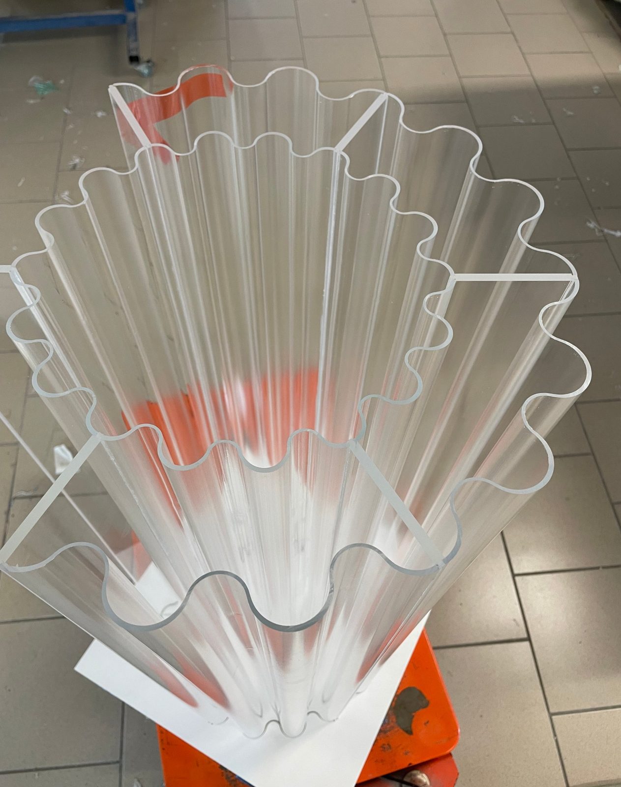 Colonne ondulée en plexiglas