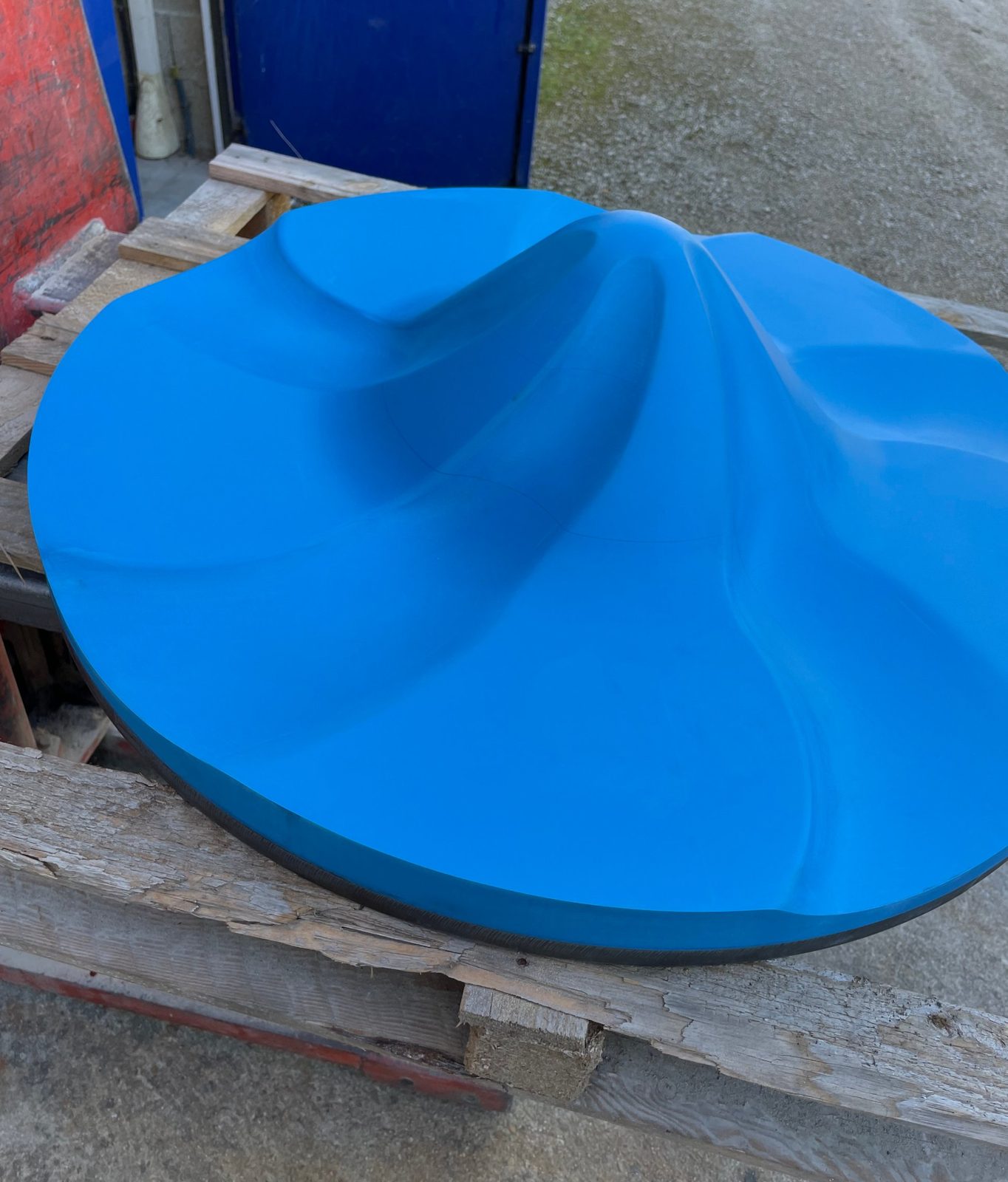 Modèle galbé en résine bleue