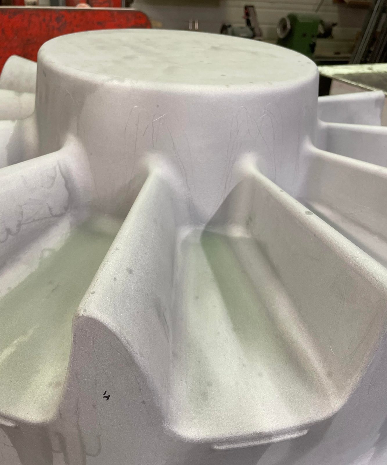 Modèle à nervures en résine blanche