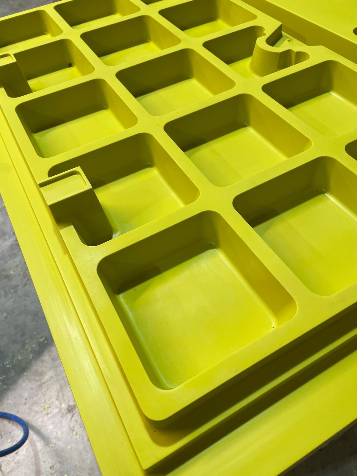 Moule de thermoformage multi-empreintes en résine jaune