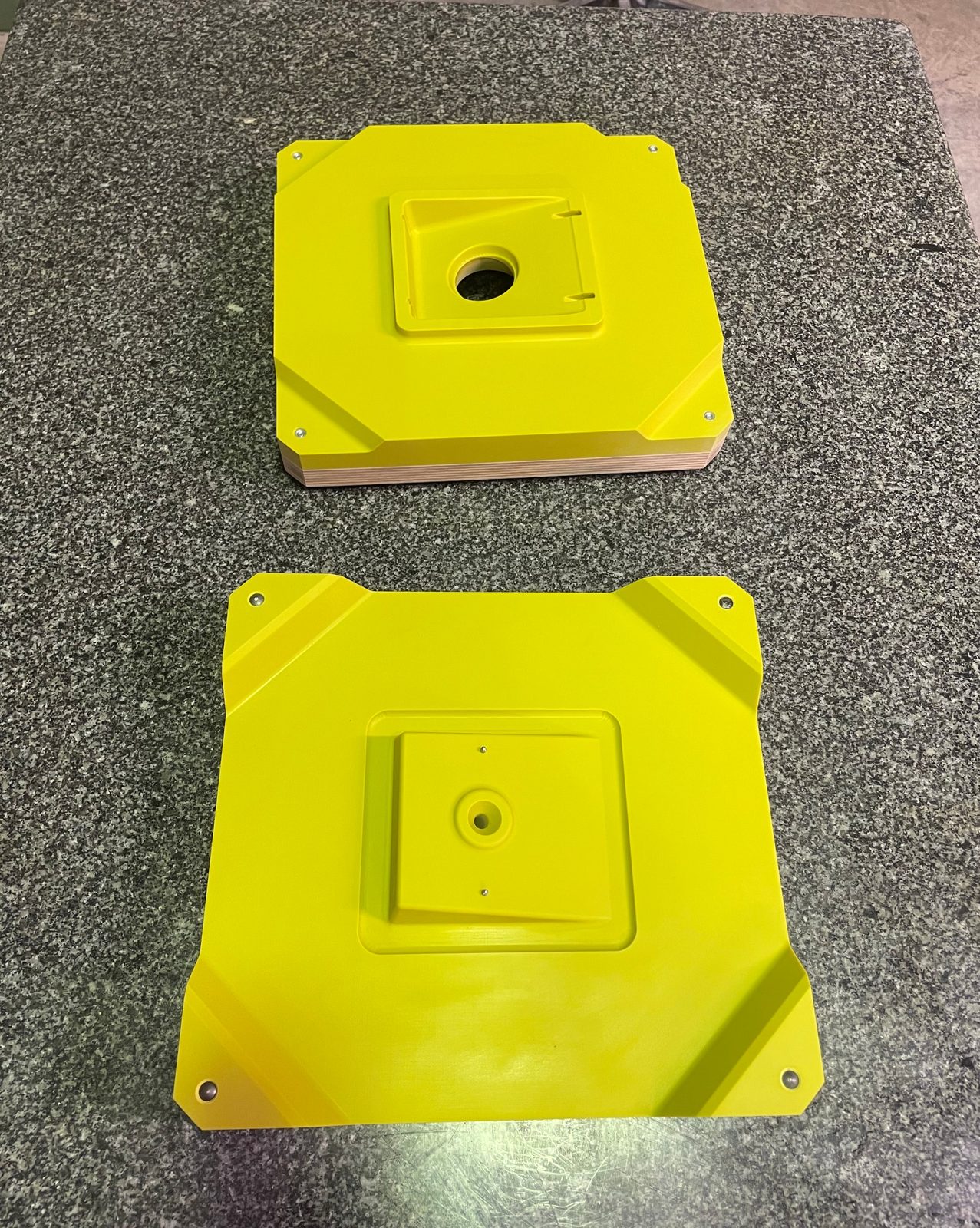 Plaques-modèles en résine jaune